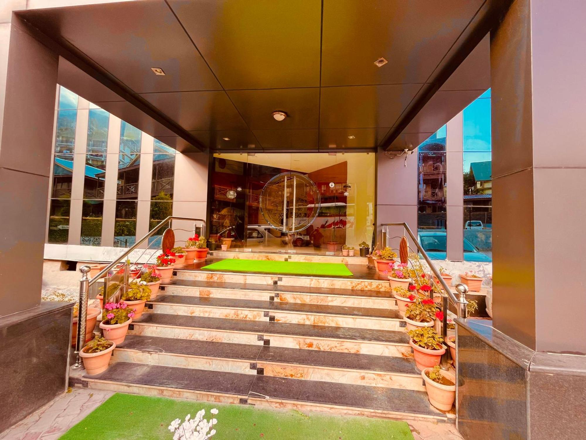 Hotel Midtown Manali Экстерьер фото